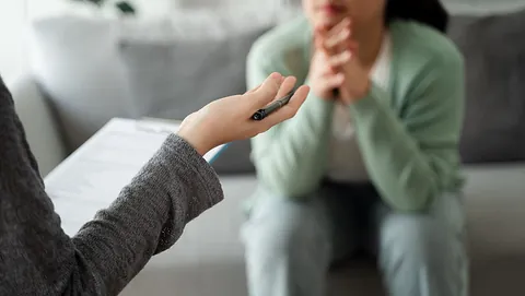 Psykolog som samtaler med klient i en veiledningssamtale