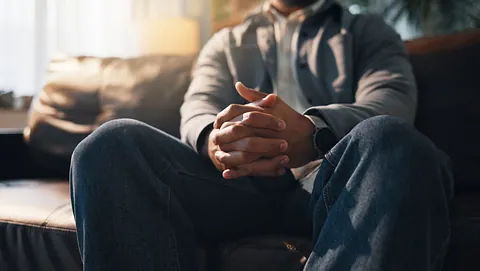 Person som sitter i en lenestol under en samtale hos psykolog